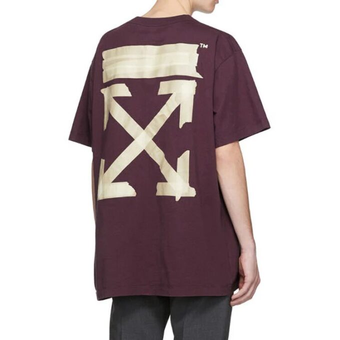 Off-White Herr-T-shirt med bronserad pil, gummiband och lapp, kortärmad, lila T-shirt