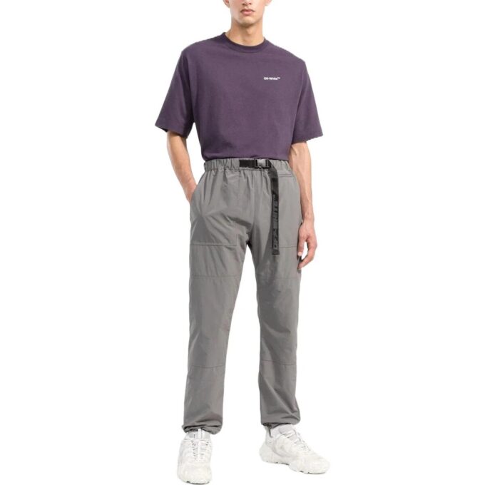 Off-White Herr-T-shirt med bröstlogotyp, Caravaggio-tryck på ryggen, rund hals och korta ärmar, lila