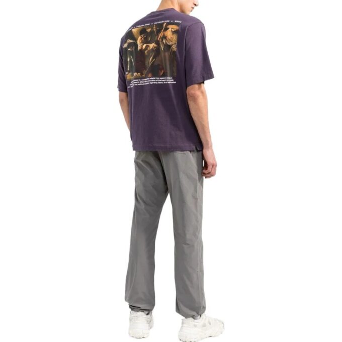 Off-White Herr-T-shirt med bröstlogotyp, Caravaggio-tryck på ryggen, rund hals och korta ärmar, lila