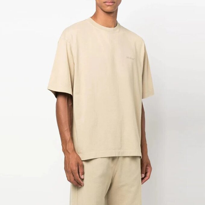 Off-White Herr T-shirt med randigt mönster, rund hals och korta ärmar, beige